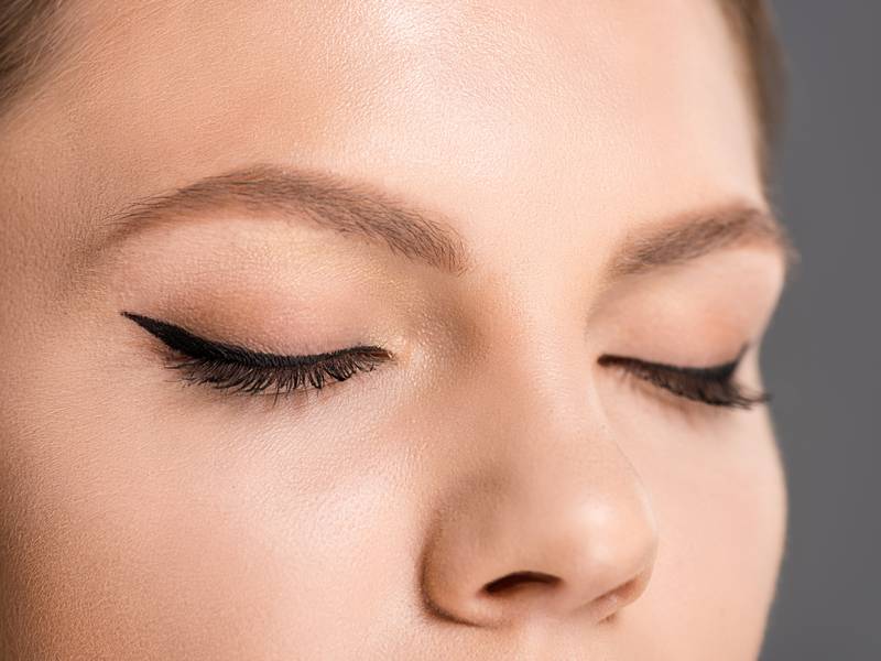 What Are the Symptoms of a Droopy Upper Eyelid?